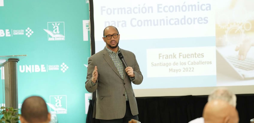 Frank Fuentes durante una de sus presentaciones
